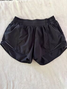 Lululemon Black Hotty Hot, size 6, 4” inseam
